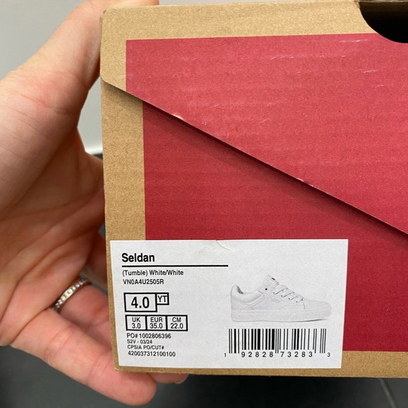 Vans- Seldan Sneaker- All White-Low-Top- Big Kids (4Y) (Woman’s size 5.)-NEW! - Picture 10 of 13